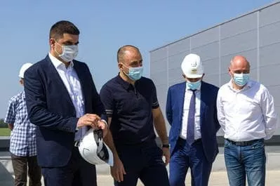 Сегодня на территории нового завода BONUM состоялась встреча с главой Аксайского района Сергеем Бодряковым. Сегодня на территории нового завода BONUM состоялась встреча с главой Аксайского района Сергеем Бодряковым.